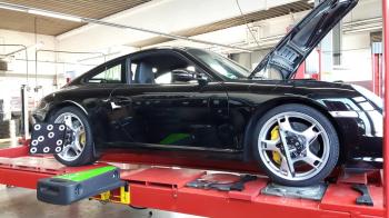 Porsche 911 zur Wartung auf der Hebebühne